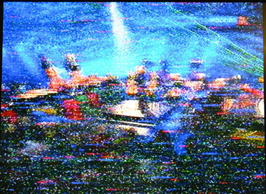 Изображение аналогового телевизионного сигнала, отраженного от 14-ти этажного дома.